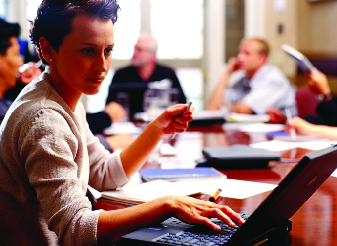 Frau-im-Meeting-am-Laptop_690