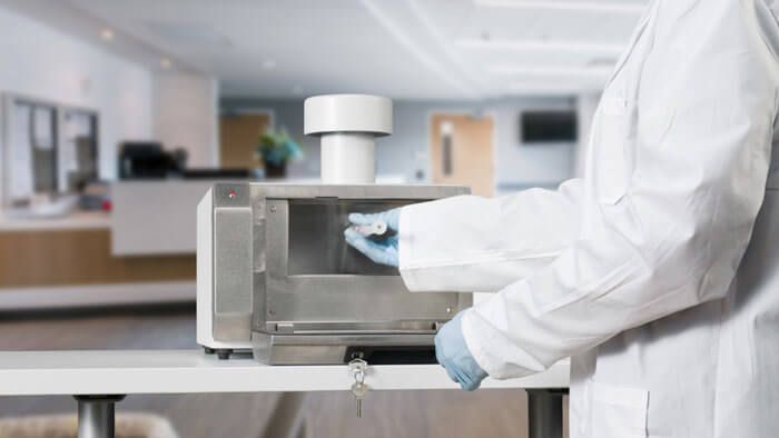 Der Thermo Scientific AerosolSense Sampler ermöglicht, das Vorhandensein von Krankheitserregern in der Luft schnell zu identifizieren.